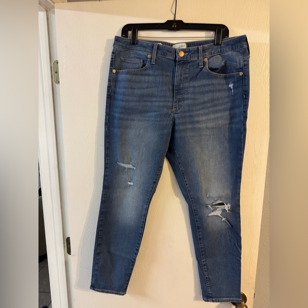 Universal Thread Women's Skinny Jeans in Distressed Blue